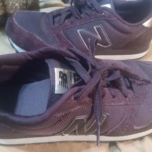 Burgundy new balance sz 8 shoes